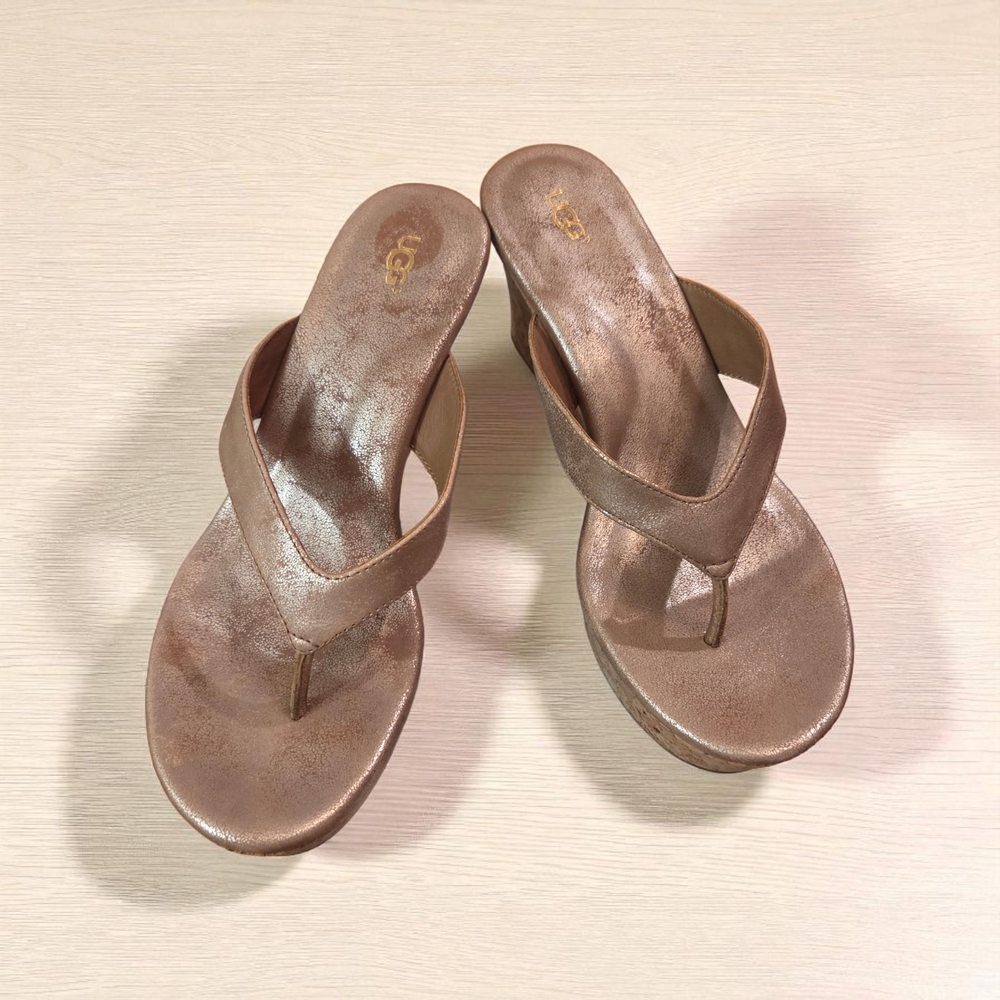 UGG Women's Gold Destressed Sandals Size 8.5M